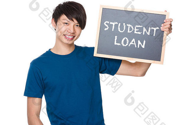 亚洲男人。持有黑板上显示短语学生贷款