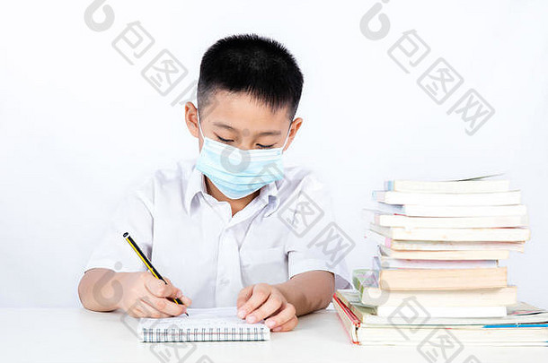 亚洲中国人学生男孩写作保护面具