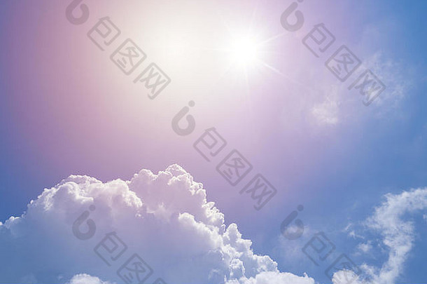 特写镜头视图阳光照射的天空美丽的积云云泄漏光效果