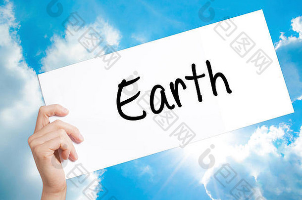 地球标志白色纸男人。手持有纸文本孤立的天空背景业务概念股票照片