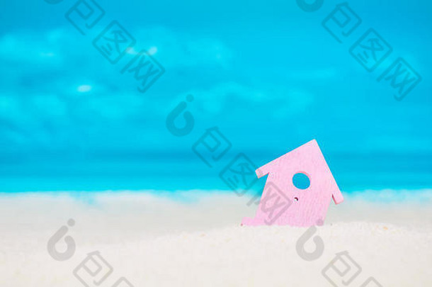 象征淡紫色房子沙子明亮的多云的蓝色的画天空背景