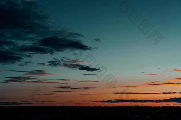 晚上天空日落背景黑暗云挂地平线雄伟的Cloudscape蓝色的橙色紫罗兰色的阴影灰色cloudlets把雨农村天际线《暮光之城》时间