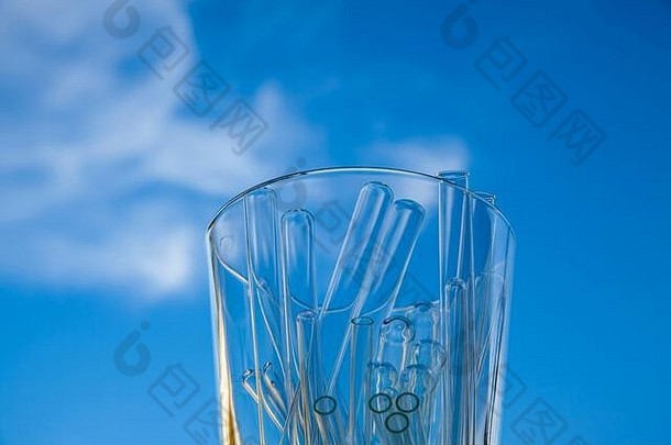 玻璃容器完整的空玻璃管拍摄天空背景