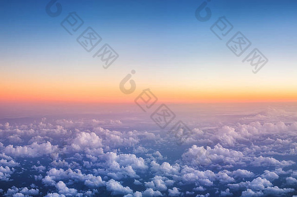 旅行云日出空气蓝色的天空云背景