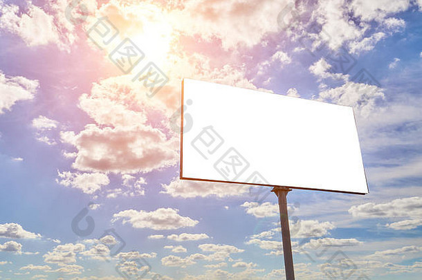 空广告牌背景多云的天空明亮的太阳