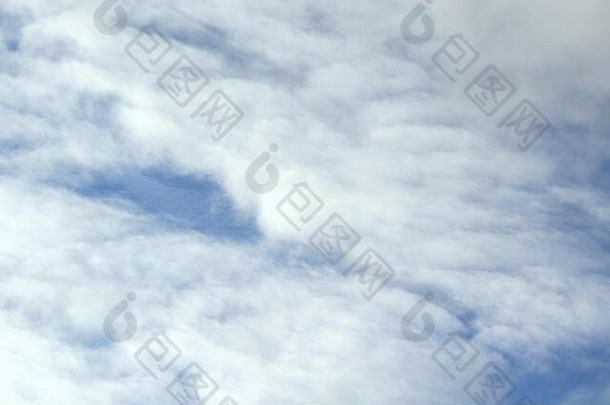 多云的蓝色的天空白色灰色的云背景文本设计