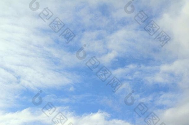 多云的蓝色的天空白色灰色的云背景文本设计