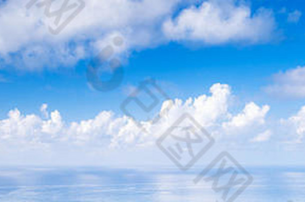 全景蓝色的天空背景白色积云云海洋