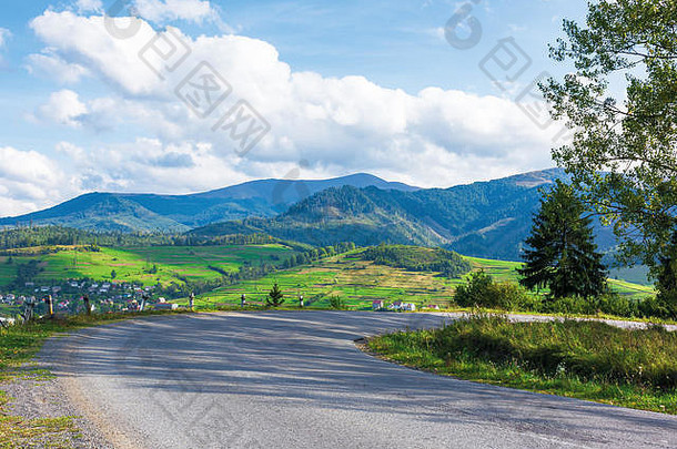 蜿蜒的绕组山美丽的农村山美妙的9月天气位置volovets经喀尔巴阡病乌克兰