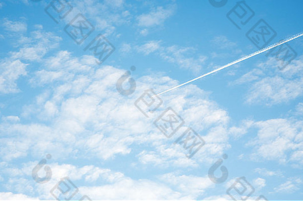 飞机小径蓝色的天空背景