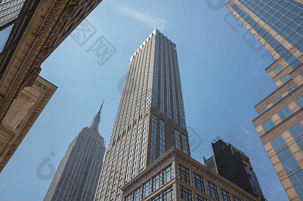 纽约曼哈顿商业中心摩天大楼帝国状态建筑的角度来看视图蓝色的天空背景低角视图春天松恩