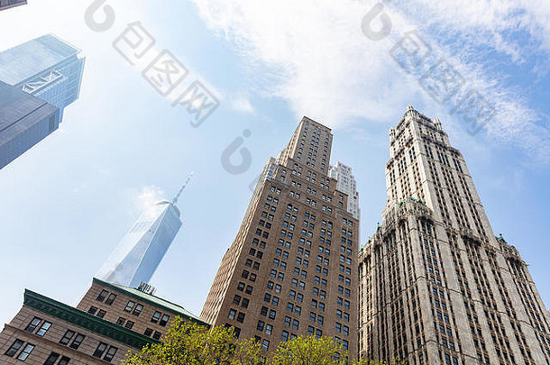 纽约曼哈顿商业中心摩天大楼的角度来看视图蓝色的天空背景低角视图