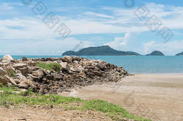 岩石石头丘桩海滩巴蜀府基里汗泰国海滩海盐水蓝色的天空绿色树山山夏天