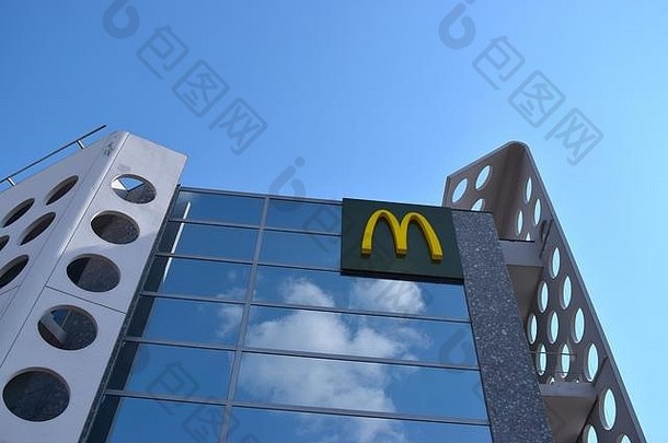 麦当劳建筑外观蓝色的天空背景
