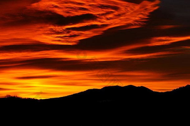 山背景橙红色天空日出Bieszczady山