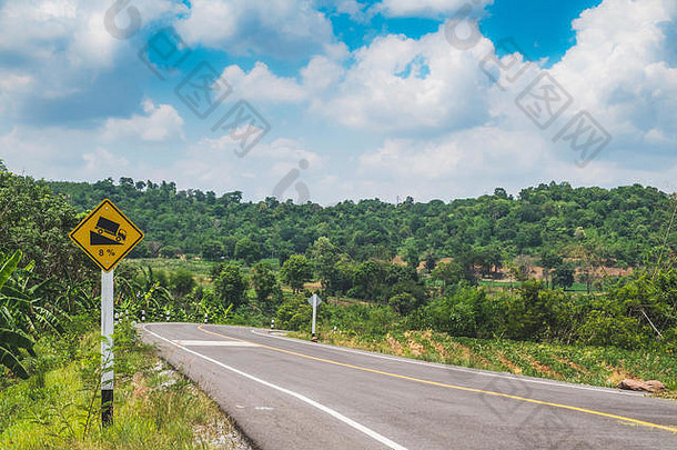 警告山陡峭的爬交通标志沥青路蓝色的天空背景