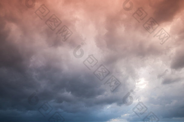 色彩斑斓的黑暗狂风暴雨的多云的天空自然照片背景
