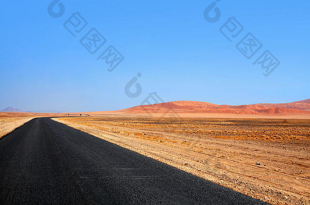 空黑色的沥青长路纳米布沙漠沙丘蓝色的天空背景美丽的农村孤独的景观全景视图非洲旅行复制空间