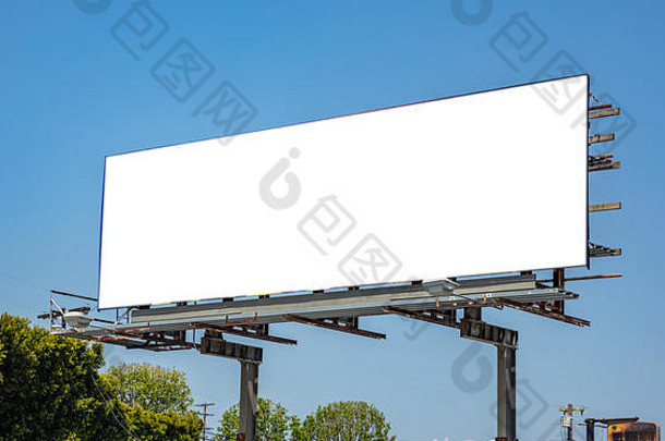 广告牌空白白色颜色广告高速公路春天阳光明媚的一天蓝色的天空背景复制空间