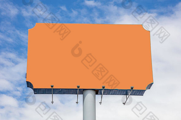广告牌空白橙色颜色广告春天阳光明媚的一天蓝色的天空背景复制空间