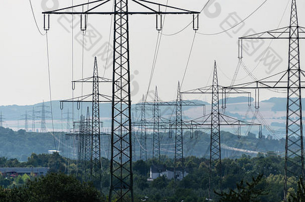 高电压行权力塔绿色景观灰色的天空背景
