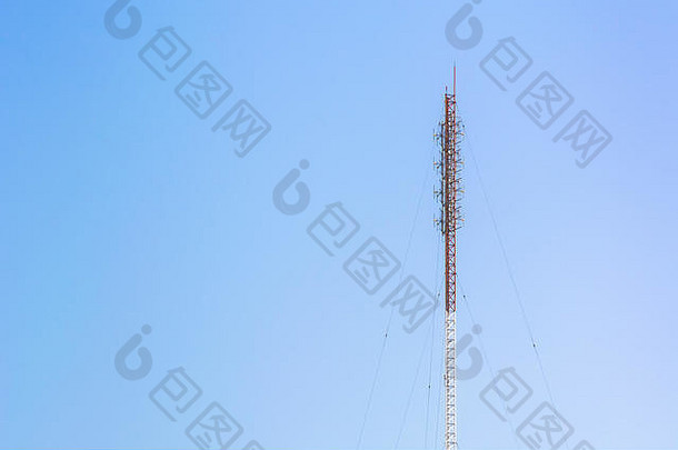 电信天线塔广播天线塔细胞天线塔蓝色的天空背景