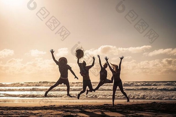 集团人跳快乐海滩日落天空<strong>背景</strong>轮廓的身体夏天假期假期朋友人有趣的户外休闲活动
