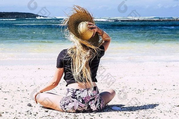 美丽的金发女郎年轻的高加索人女人旅游海滩假期享受沙子感觉自由蓝色的海天空背景旅行概念人图像