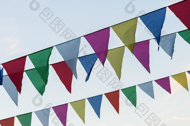 加兰色彩斑斓的旗帜三角形状三角旗蓝色的天空城市街假期现代背景横幅设计党庆祝活动概念