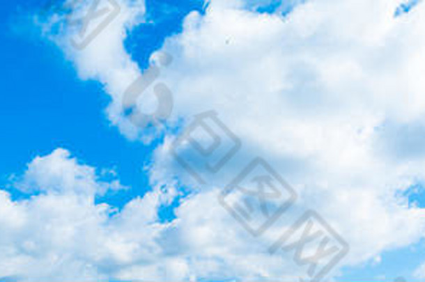 蓝色的天空背景云清晰的一天