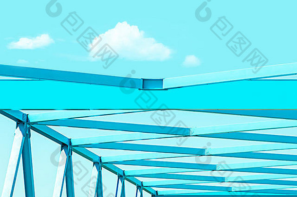 结构钢桥建设蓝色的天空背景