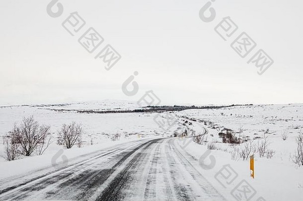 美丽的危险的开车路冬天雪冰岛