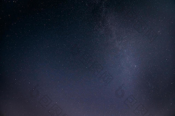 蓝色的晚上布满星星的天空背景晚上视图自然发光的星星乳白色的视图东部欧洲夏天季节