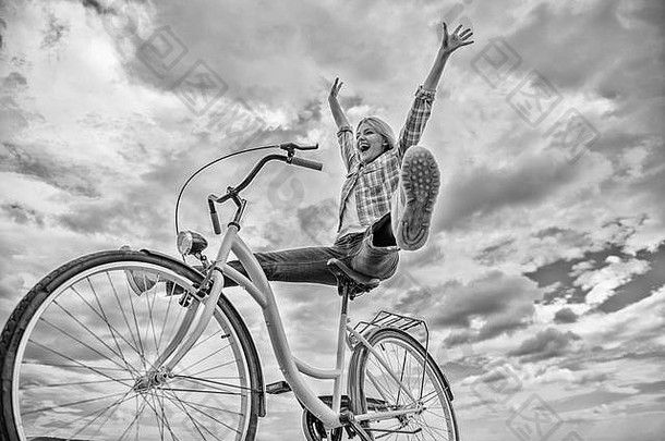 女人感觉快乐享受骑自行车<strong>女孩</strong>游乐设施自行车天空背景骑自行车生活使快乐原因骑自行车精神健康好处骑车幸福