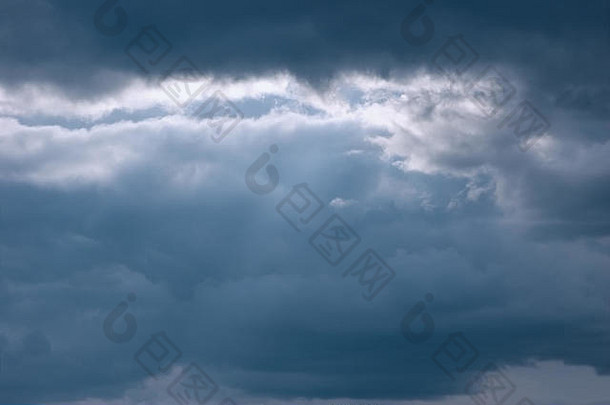 喜怒无常的海Cloudscape轻微的阳光黑暗<strong>蓝色</strong>的云大水平天空背景