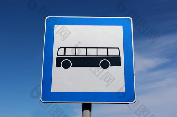 公共汽车站矩形金属标志蓝色的框架黑色的公共汽车安装灰色金属波兰多云的蓝色的天空背景