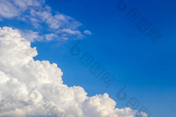 蓝色的天空白色云背景复制空间文本图像