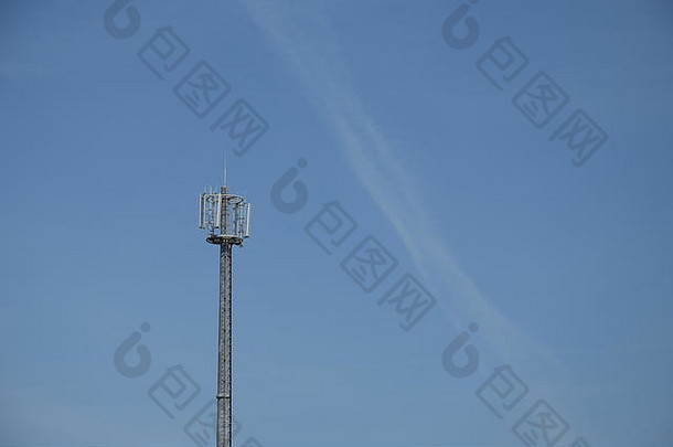 电信细胞电话塔天线蓝色的天空背景