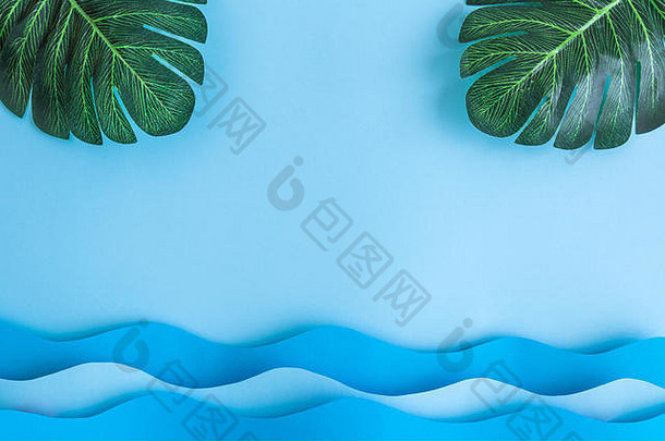平躺monstera棕榈叶子海波柔和的蓝色的天空背景最小的有创意的概念