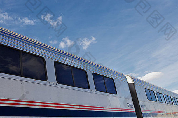 铁路乘客汽车白色云蓝色的天空背景
