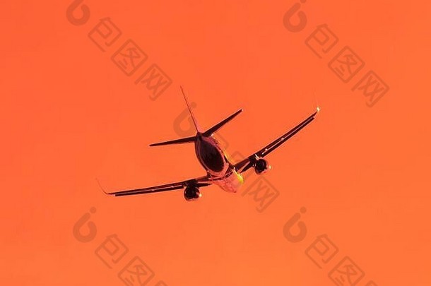 轮廓飞机飞行天空背后视图橙色天空背景