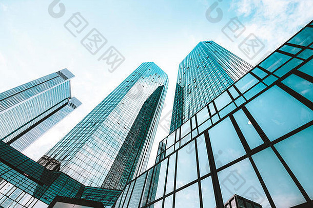 低广角视图现代摩天大楼业务区美丽的阳光明媚的一天蓝色的天空云