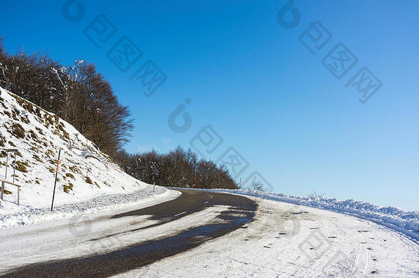 雪路<strong>曲线</strong>顿饭山法国冬天清晰的毕业蓝色的天空