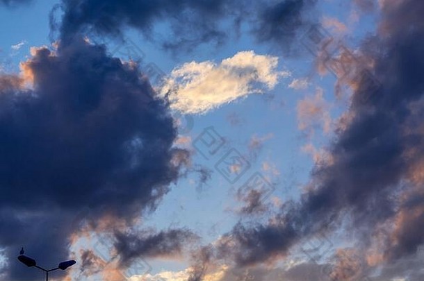 蓝色的天空金黑暗云天上的梦幻毛茸茸的色彩斑斓的幻想云