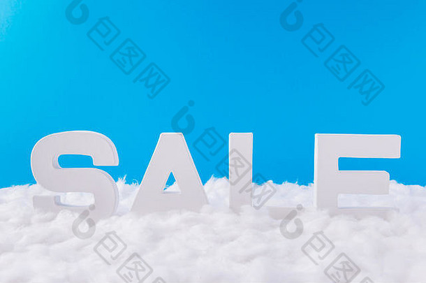 照片白色信词出售站蓝色的天空背景节日圣诞节季节传统x-mas商务概念