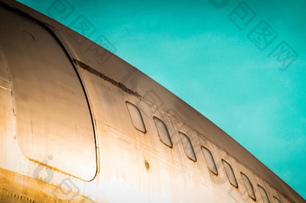 现代飞机停机场跑道孤立的蓝色的天空背景一边视图白色飞机引擎乘客