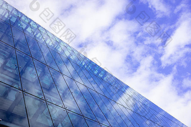 现代玻璃建筑适应办公室公寓酒店房间多云的天空背景摩天大楼空间