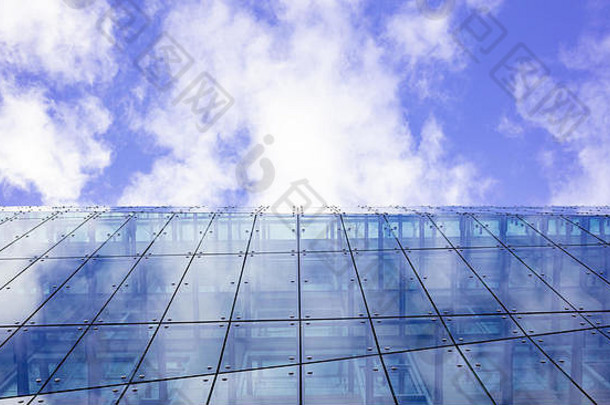 现代玻璃建筑适应办公室公寓酒店房间多云的天空背景视图空间