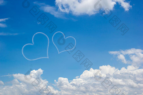 心形状云蓝色的天空背景复制空间情人节一天概念的想法