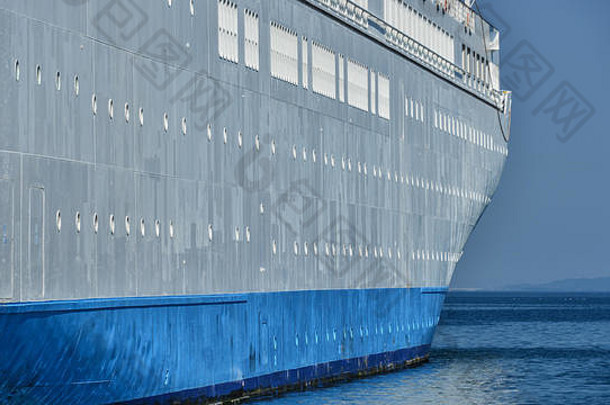 奢侈品白色巡航船港口的里雅斯特蓝色的天空背景特写镜头